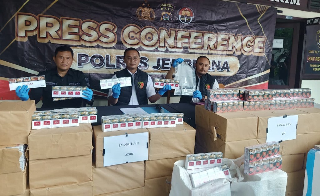 BERI KETERANGAN: Kasatreskrim Polres Jembrana AKP Androyuan Elim saat rilis kasus temuan rokok ilegal, Rabu (12/7) di Mapolres Jembrana.
