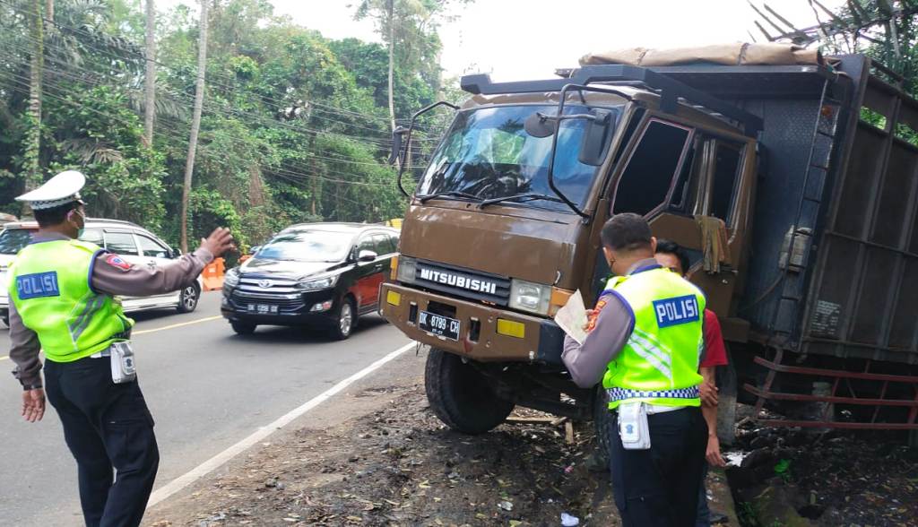 KECELAKAAN: Kondisi truk yang mengalami OC di tanjakan Auto2000 Lumajang, Kecamatan Kerambitan Kabupaten Tabanan, Bali, pada Rabu dini hari (12/7).