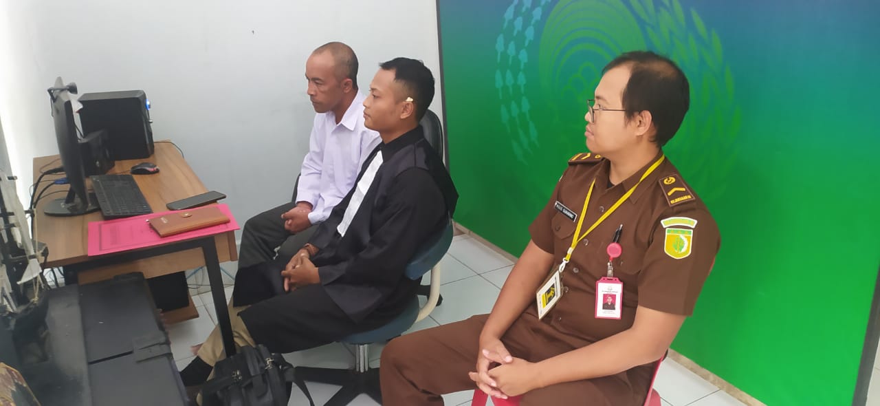 Terdakwa tindak pidana korupsi dana LPD Penaga I Wayan Sura Ardana (kiri) saat menjalani sidang.