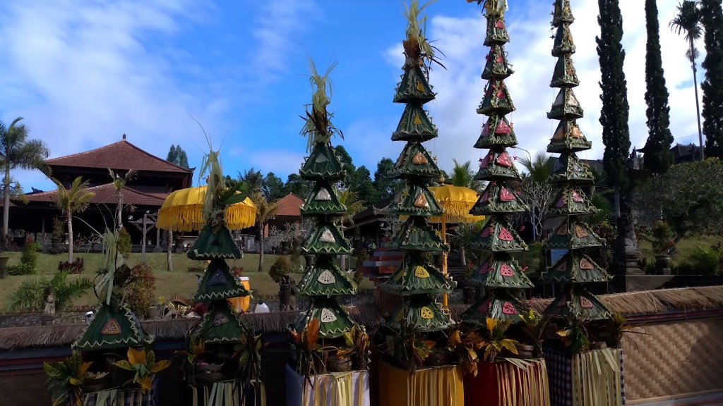 TRADISI HINDU BALI: Dangsil merupakan banten yang dibuat menyerupai bangunan meru.