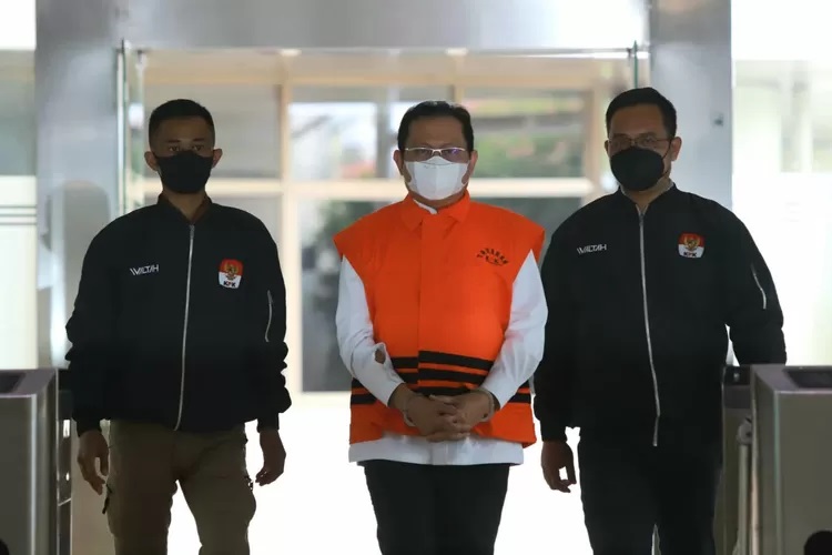 Sekretaris Mahkamah Agung Hasbi Hasan resmi ditahan usai diperiksa penyidik KPK di Gedung Merah Putih KPK, Jakarta Selatan, Rabu (12/7).