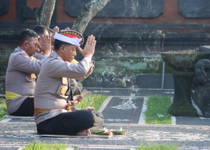 DOA : Kapolres Jembrana AKBP I Dewa Gde Juliana saat sembahyang bersama anggota di Pura Pujastuti Polres Jembrana, Jumat (14/7).