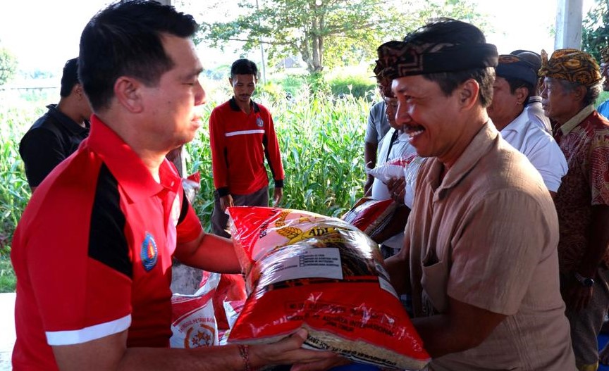 Bupati Klungkung I Nyoman Suwirta (kiri) menyerahkan pupuk kompos kepada petani Subak Toya Haa, Desa Gelgel, Jumat 14 Juli 2023.