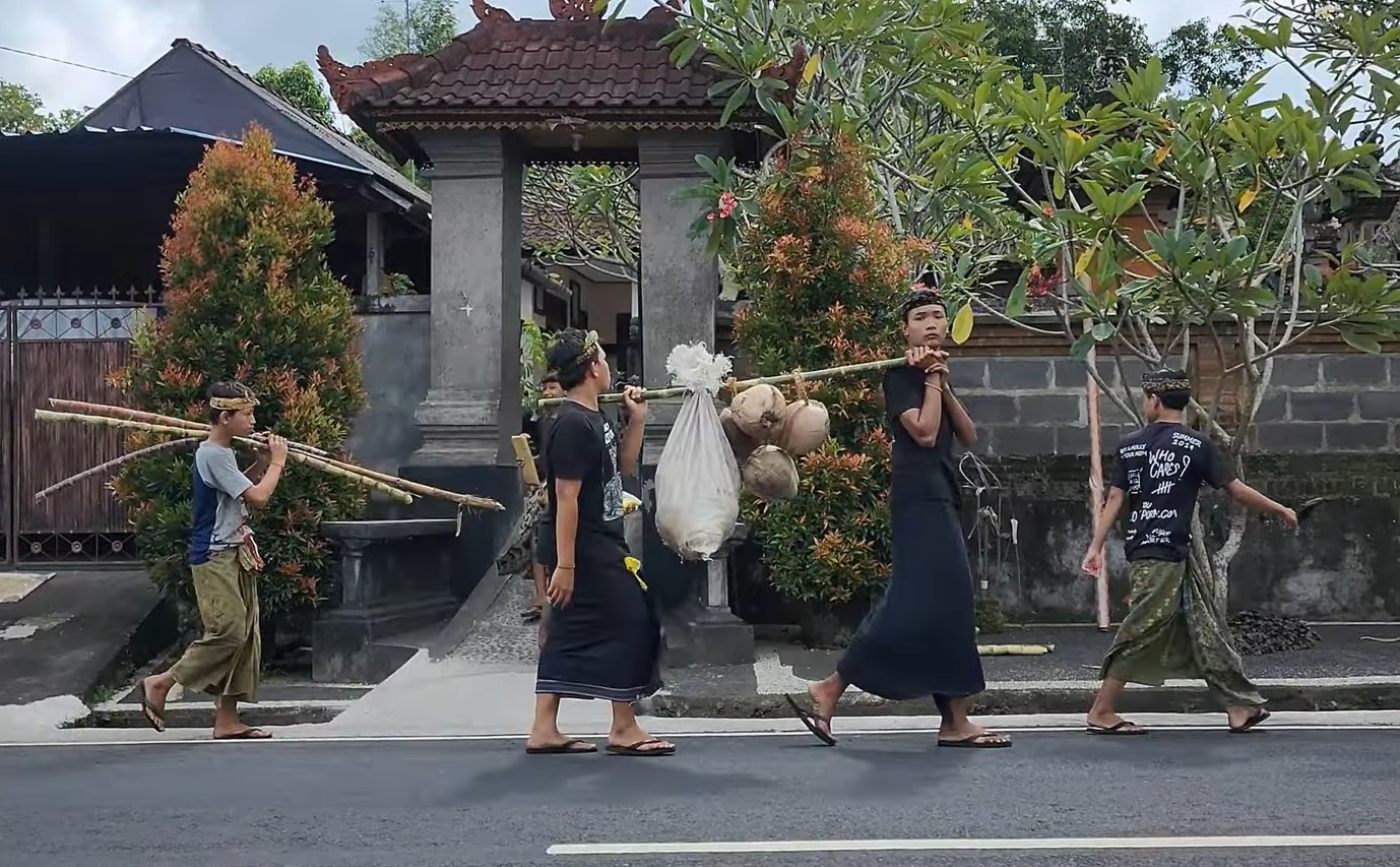 Tradisi Ngambeng serangkaian pujawali di Pura Samuan Tiga, Desa Bedulu, Gianyar.