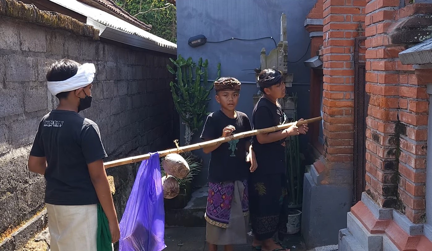 Tradisi Ngambeng saat pujawali di Pura Samuan Tiga.