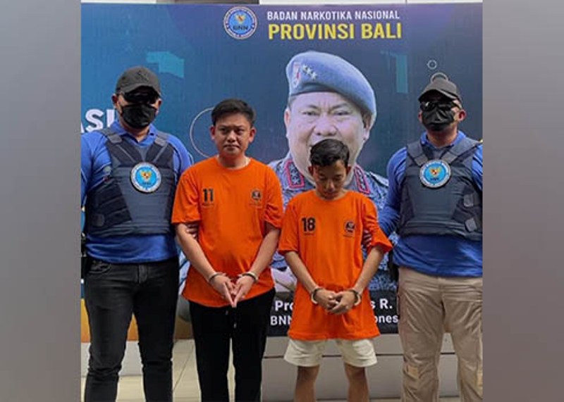 DITAHAN: Bobon Santoso dan rekannya ditahan BNN Provinsi Bali.