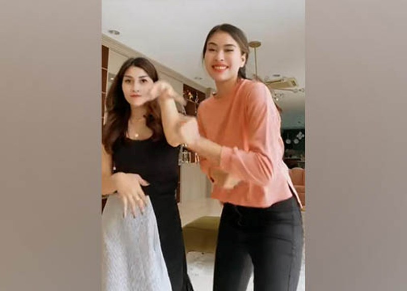 JOGET: Syahnaz dan sang kakak Nisya Ahmad pamer joget Tiktok usai akui menyesal selingkuh. Tak pelak kelakuannya dihujat netizen.
