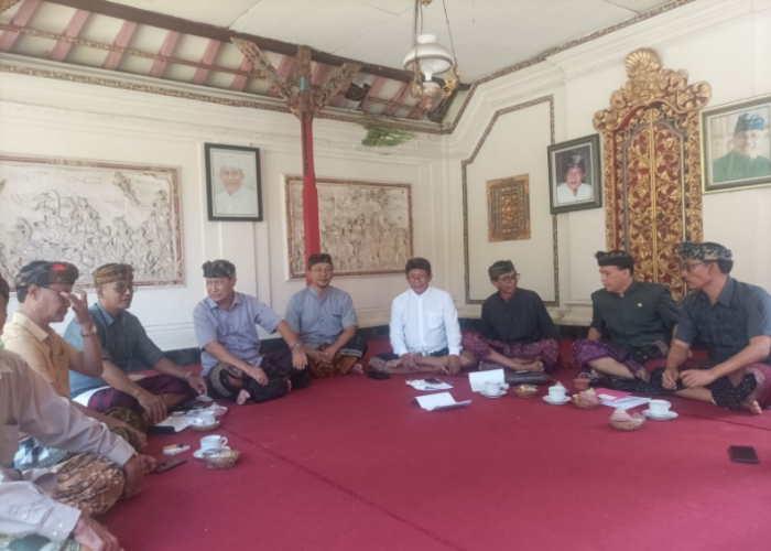 PELEBON : Paruman di Puri Agung Gianyar terkait Pelebon Ida Anak Agung Istri Sri Mas, Minggu (16/7).