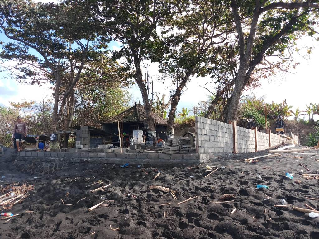 GOTONG ROYONG: Semangat Warga Pengempon Pura Dalem Tapang Kembar, Klungkung, Bali, saat bergotong royong ngayah megotong batako Dalem Tapang Kembar