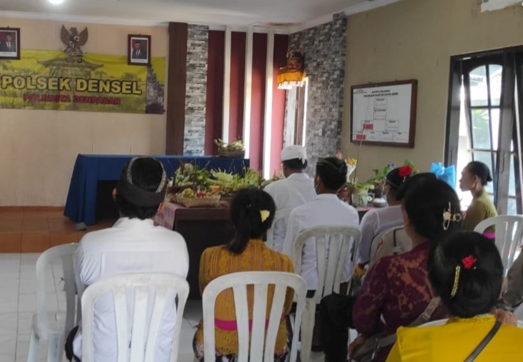 NIKAH: Upacara pernikahan MAP dan INAW tersangka pembuangan bayi di Mapolsek Denpasar Selatan, Denpasar, Bali.