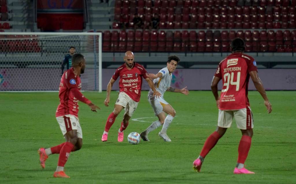 BANJIR PUJIAN: Gelandang Bali United, Mohammed Rashid (kepala plontos) banjir pujian saat melawan Madura United, Sabtu (15/7) di Stadion Kapten I Wayan Dipta, Gianyar.