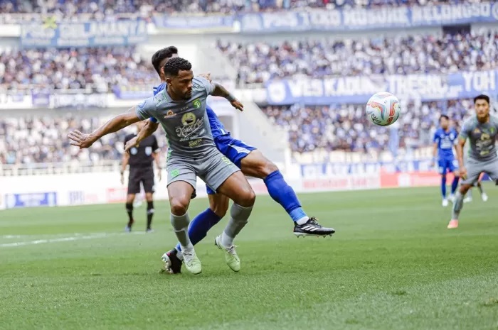 Paulo Victor dihadang pemain PSIS Semarang di Stadion Jatidiri, Semarang, Minggu (16/7).