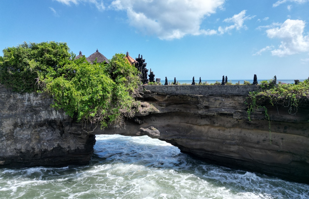 RETAK: Kawasan titik tebing di areal Pura Batu Bolong Tanah Lot, Tabanan, Bali yang retak.