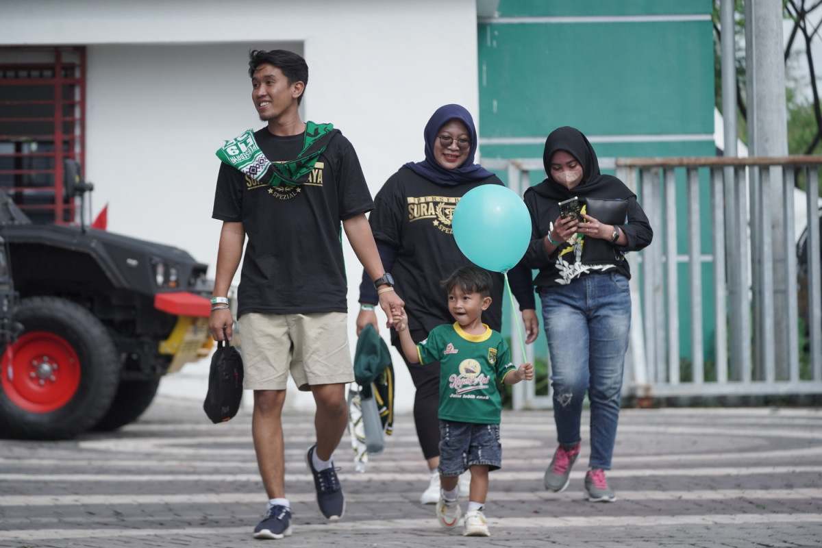 Gate satu menjadi tribun khusus menampung Bonek yang datang dengan membawa keluarganya.