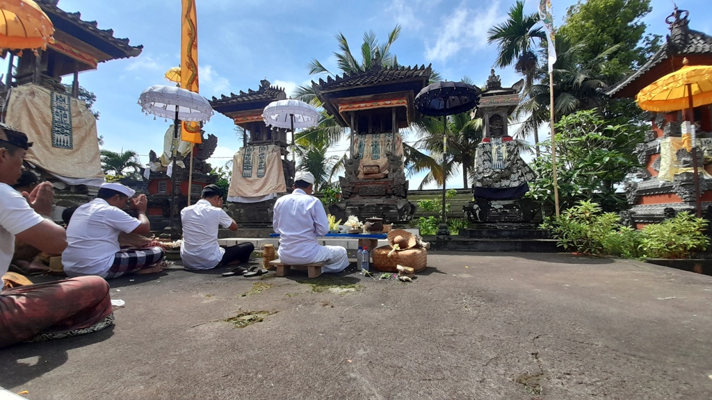 MERAJAN : Merajan merupakan tempat suci umat Hindu yang ada di masing-masing rumah. Soal pembangunan merajan, ini lontar yang menjadi acuannya.