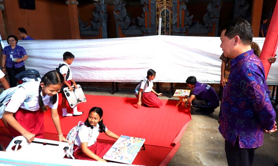 Saat Bupati Klungkung I Nyoman Suwirta memberikan bantuan karpet merah ke SDN Manduang beberapa waktu lalu.