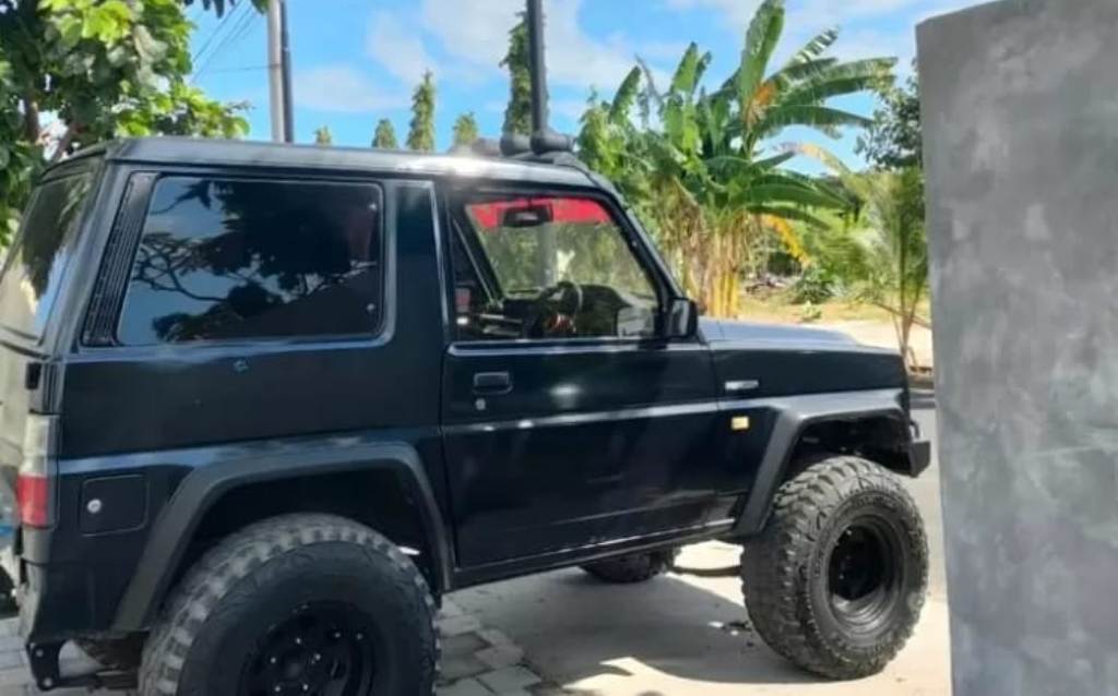 DIHALANGI: Mobil yang diduga dipakai terlapor menghalangi akses masuk Kantor LABHI Bali.