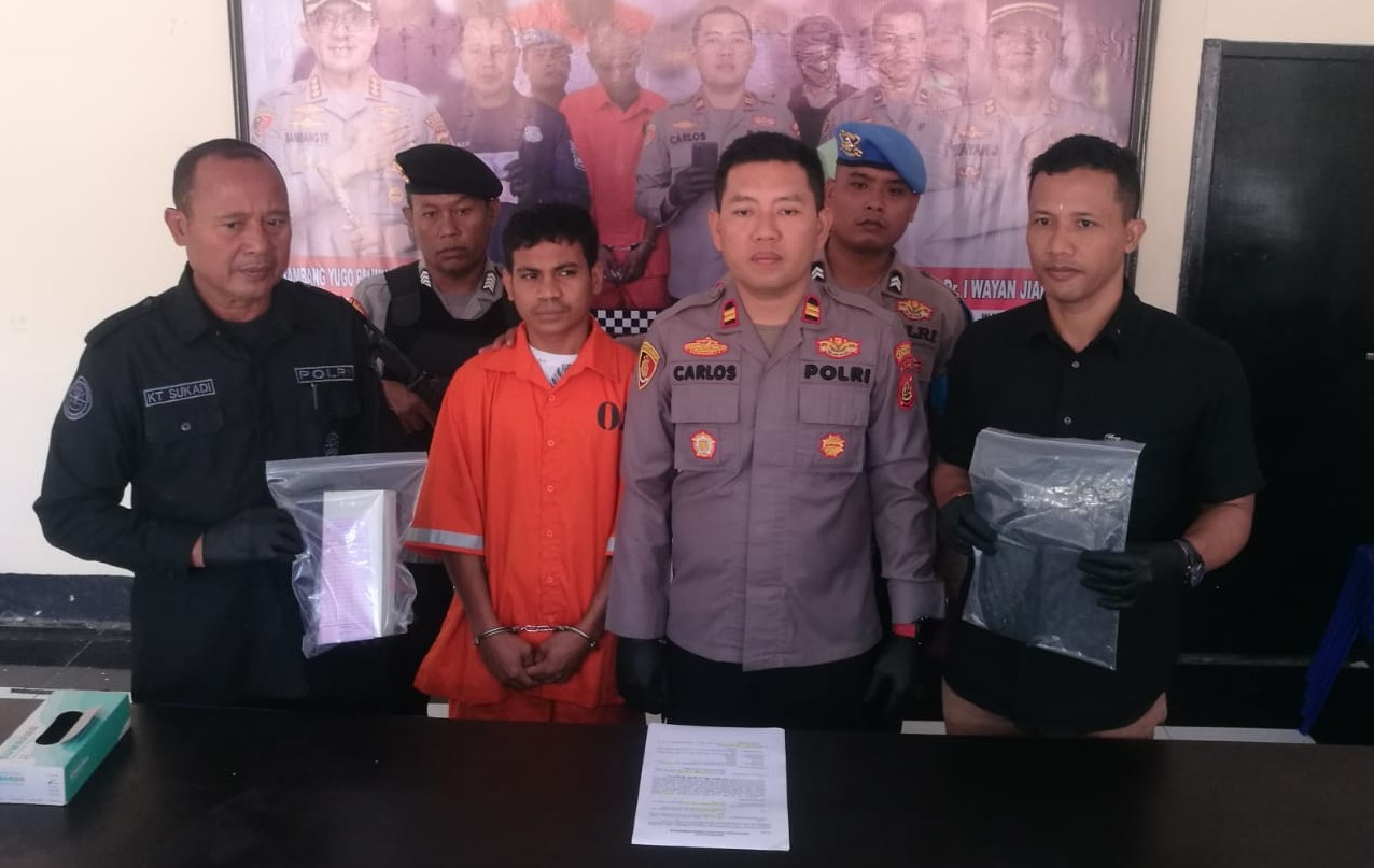 Erik mengenakan seragam tahanan saat kasusnya dibeberkan di Polsek Denpasar Utara, Kamis 20 Juli 2023.