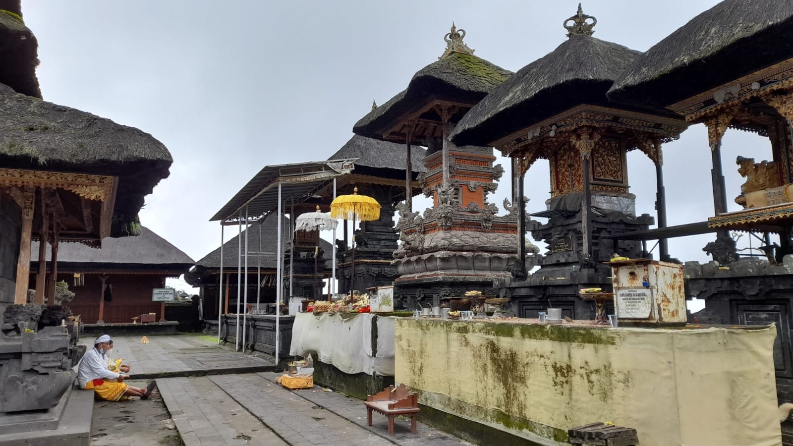 Struktur pura mengikuti konsep Tri Mandala.
