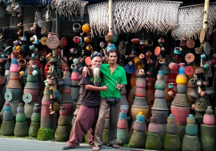 Kendi dan baskom berwarna-warni di Banjar Ambengan, Desa Peliatan, Ubud, Gianyar jadi spot foto.