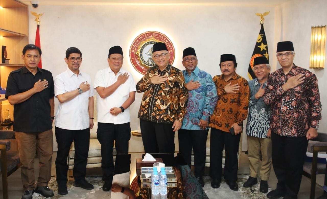Ketua Umum DPP LDII, KH Chriswanto Santoso (empat dari kiri) bersama pengurus lainnya bersilaturahim dengan Kepala Baintelkam Polri Komjen Pol Suntana (tiga dari kiri).