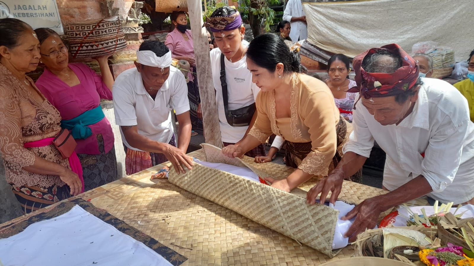 NGABEN : Salah satu rangkaian upacara Ngaben umat Hindu Bali.