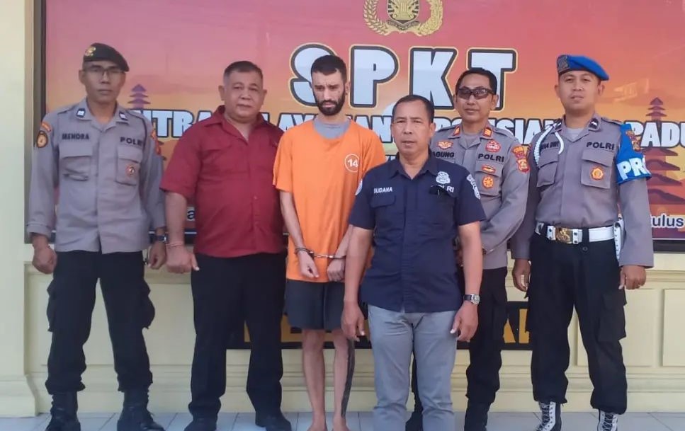 WN Australia Jason berseragam tahanan Polsek Kuta Utara usai diduga menganiaya bule Prancis di tempat hiburan malam.
