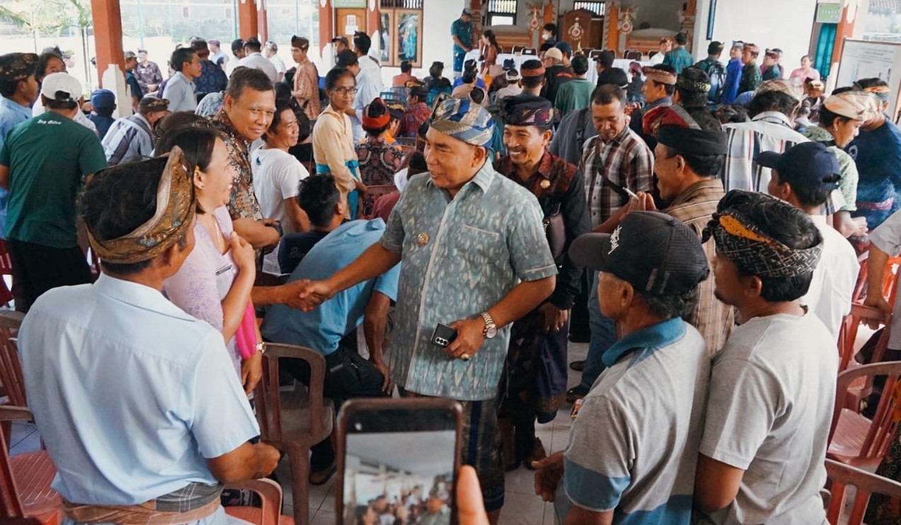 Bupati Jembrana I Nengah Tamba saat roadshow penyerahan insentif juru arah, Kamis 20 Juli 2023.
