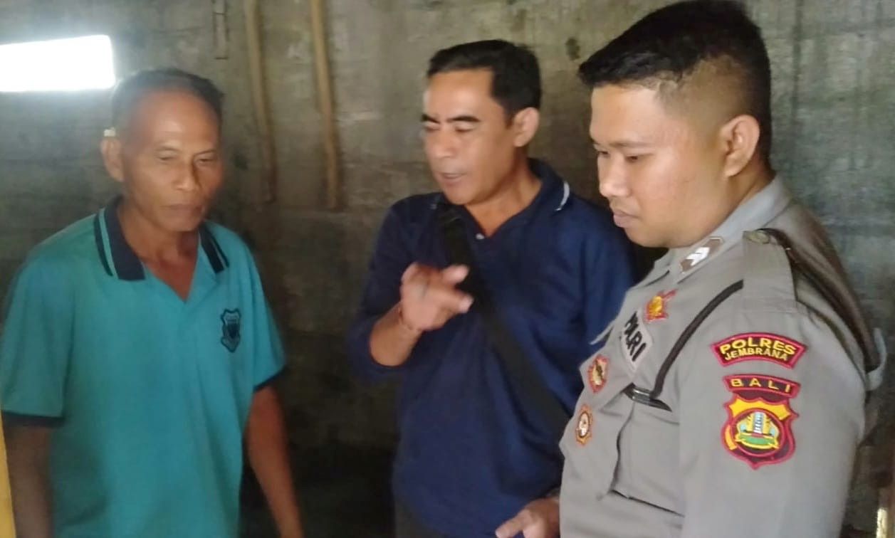 Terduga pelaku pencurian daun gambelan (kiri) milik sekaa gong Banjar Lebih, Desa Asahduren, Kecamatan Pekutatan, Jembrana yang diamankan polisi.