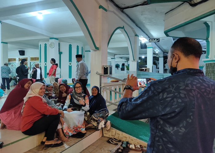 PULANG : Keluarga jemaah haji yang melakukan penjemputan di Masjid Agung Jami