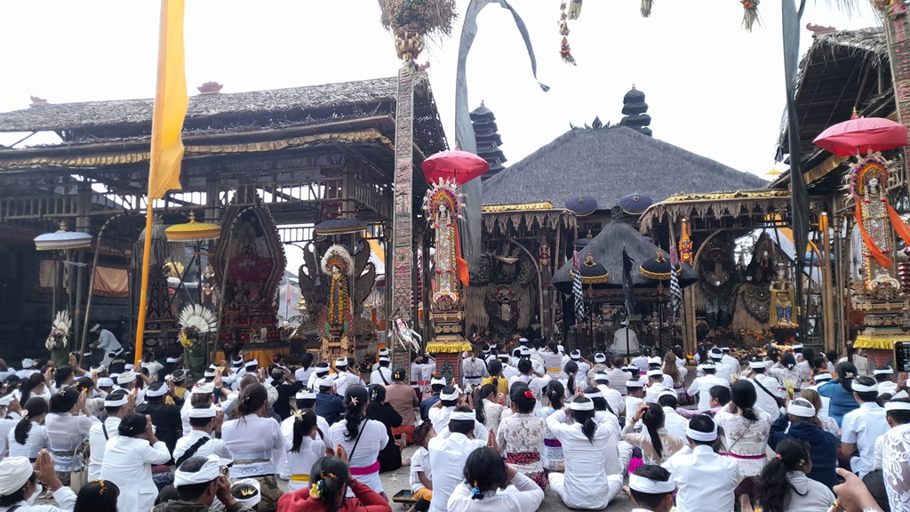 PURA ULUN DANU BATUR: Salah satu pura yang ada di Bali. Pura adalah tempat suci umat Hindu