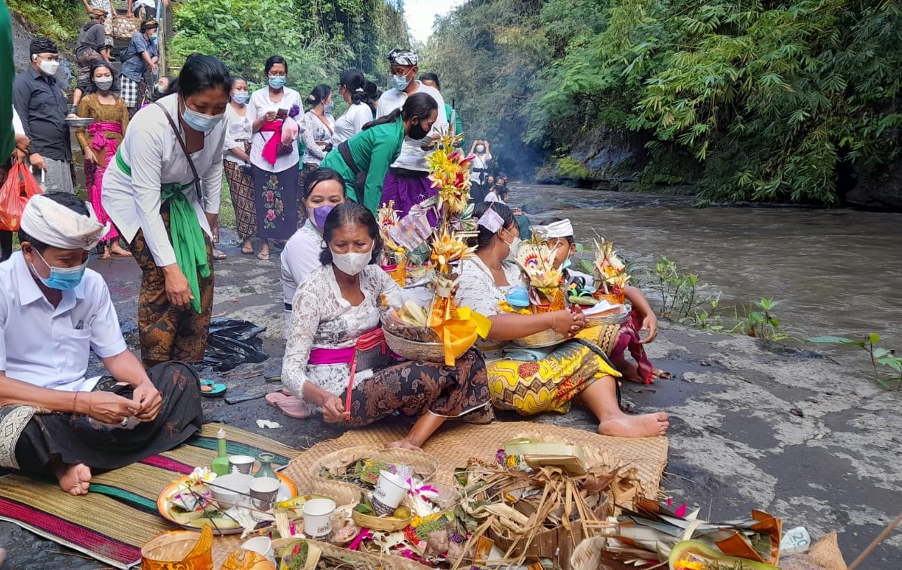 Prosesi pelaksanaan upacara yadnya oleh umat Hindu di Bali.