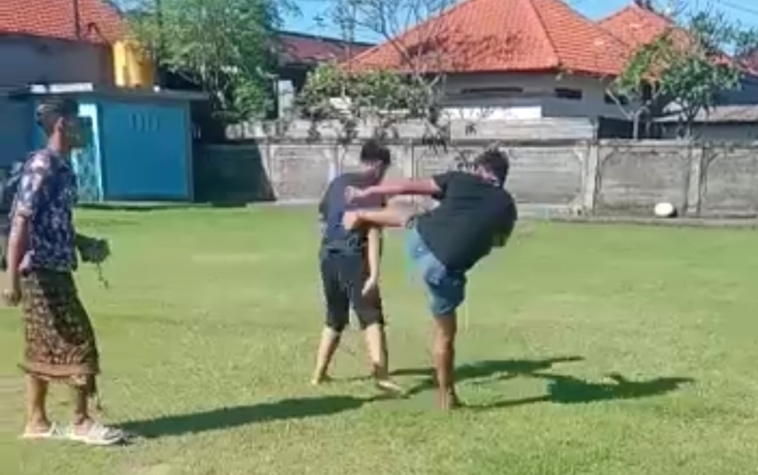 DUEL: Tangkapan layar video viral remaja bocah SMP di Bali yang duel di Lapangan Astagina Padangsambian Kelod, Denpasar.