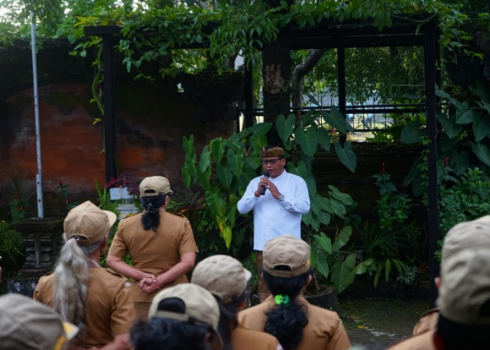 APRESIASI : Sekda Kota Denpasar, IB Alit Wiradana saat pelaksanaan apel, Senin (24/7) sekaligus memberi apresiasi peran Tim Pengendali Inflasi Daerah (TPID) khususnya DPKP Kota Denpasar.