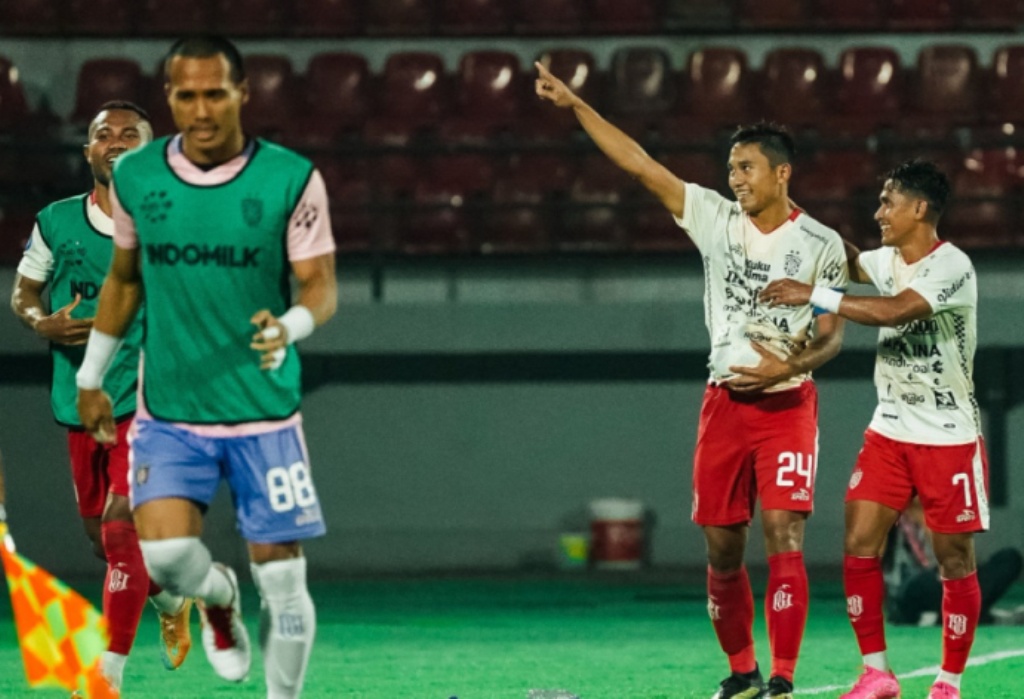 HADIAH: Selebrasi Ricky Fajrin (tunjuk tangan) saat menjebol gawang Arema FC. Ini merupakan hadiah terindah untuk sang istri yang sedang hamil anak kedua.