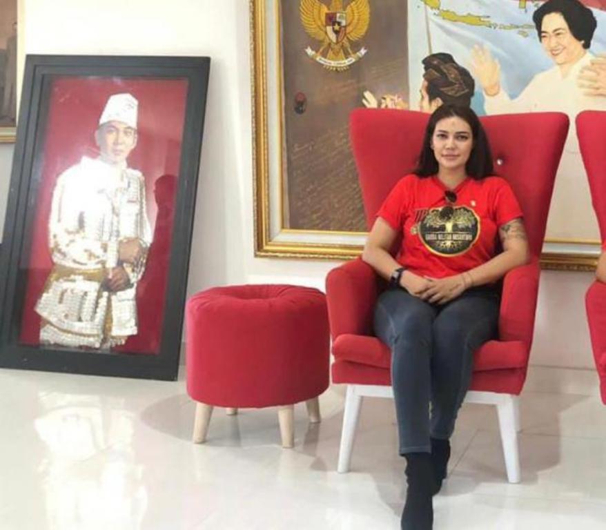 TANGGAPI: Selebgram Zanza Bella tanggapi soal kasus makan kerupuk babi di resto halal. Dia sebut reaksi publik berlebihan.