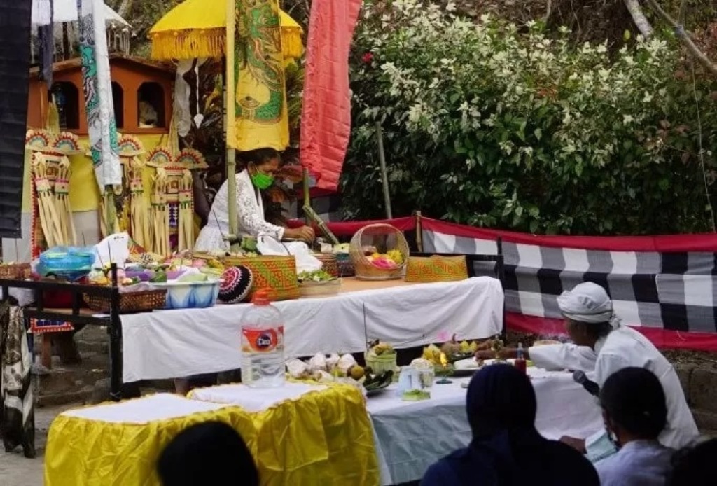 PENYUCIAN: Sebagai bentuk penyucian sekala dan niskala, ini yang harus dilakukan saat Sugihan Jawa dan Sugihan Bali.