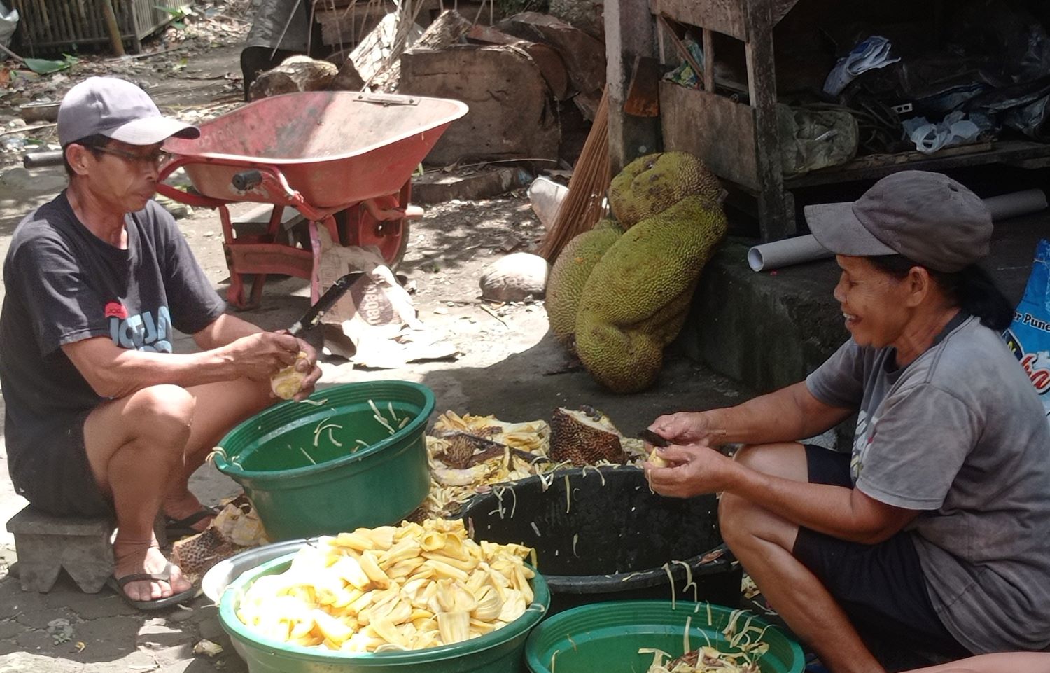Pedagang dodol di Desa Besan, Klungkung mengupas nangka yang akan diolah menjadi dodol.
