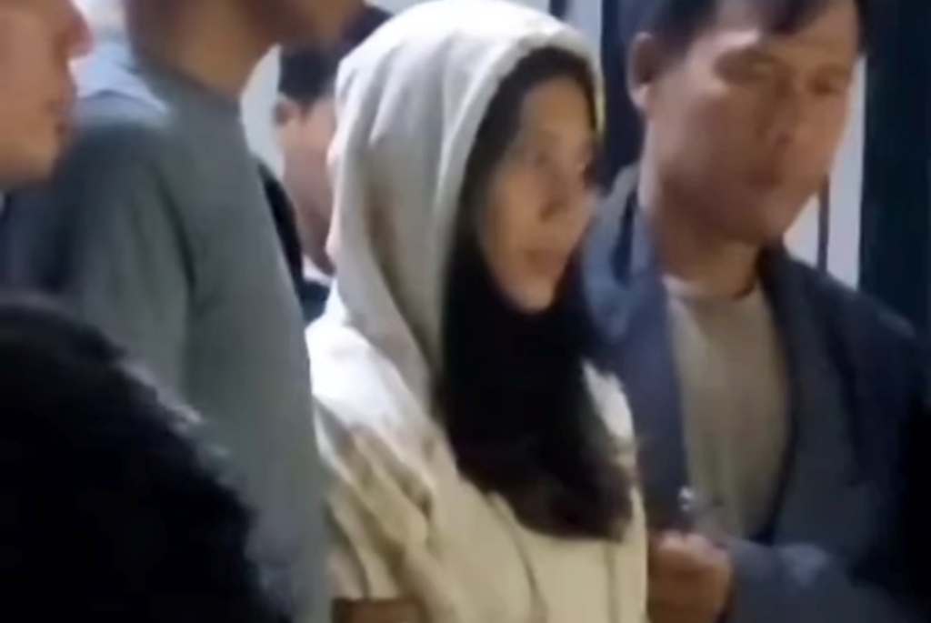 Tangkapan layar video apriliani Putri didatangi warga dan minta maaf secara langsung usai ucapannnya viral.