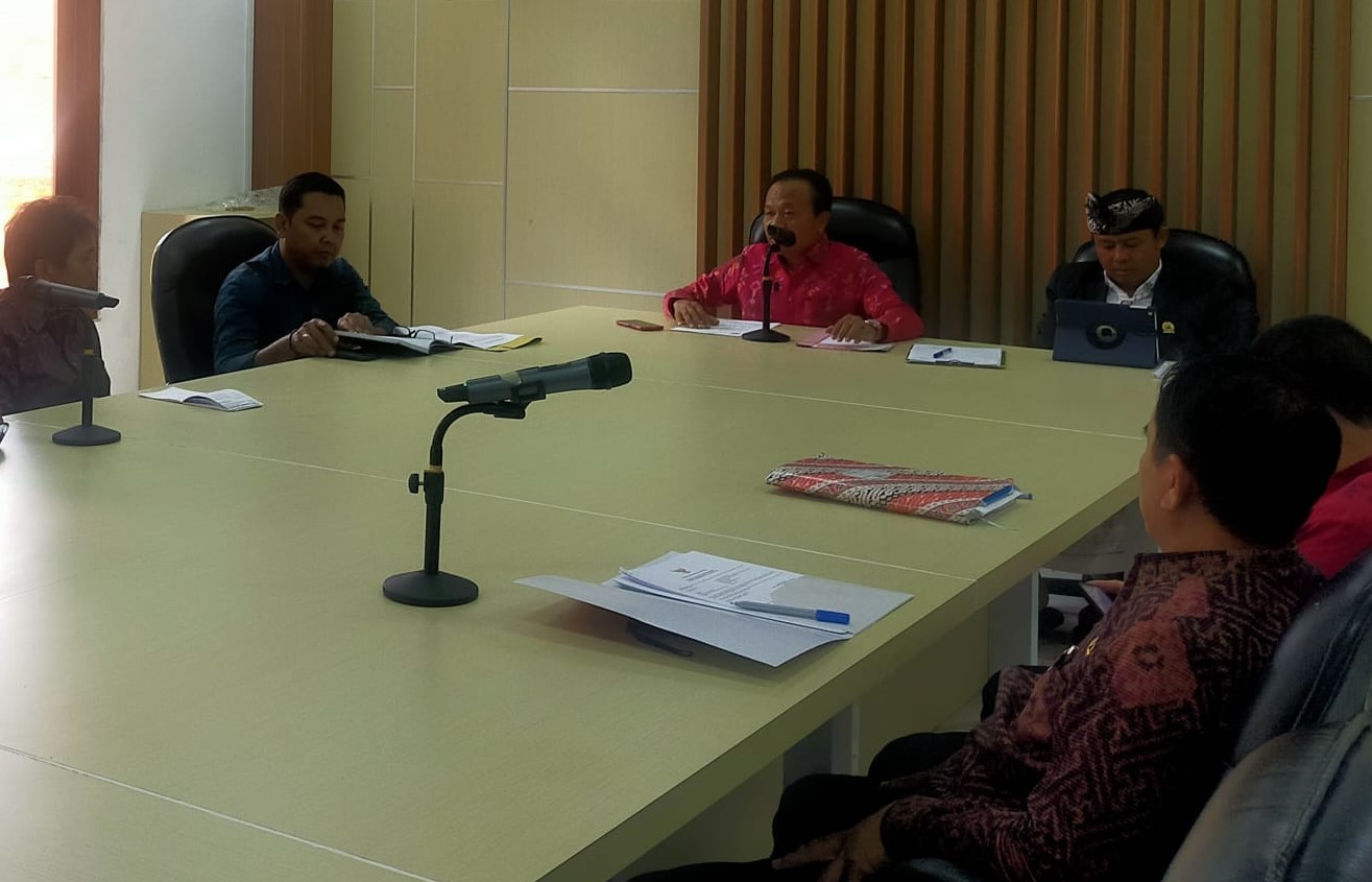 Ketua DPRD Bangli I Ketut Suastika (tiga dari kanan) memimpin rapat dengan BKSDA dan PT Tanaya Pesona Batur, Selasa 25 Juli 2023.