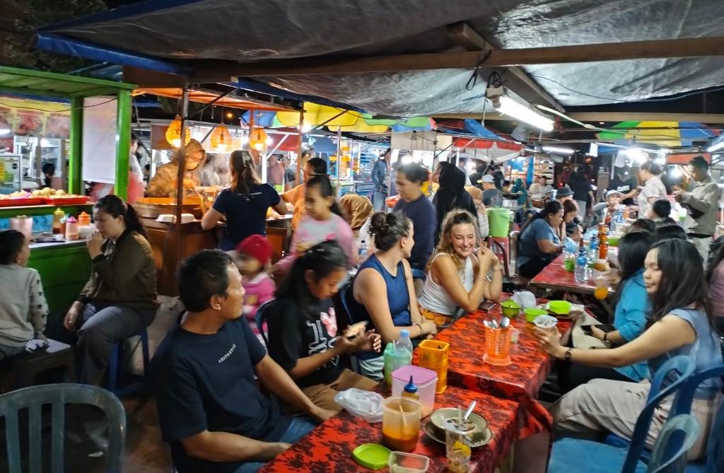 KULINER MALAM: Pasar Badung menjadi salah satu tempat yang direkomendasi untuk kuliner malam di Kota Denpasar.