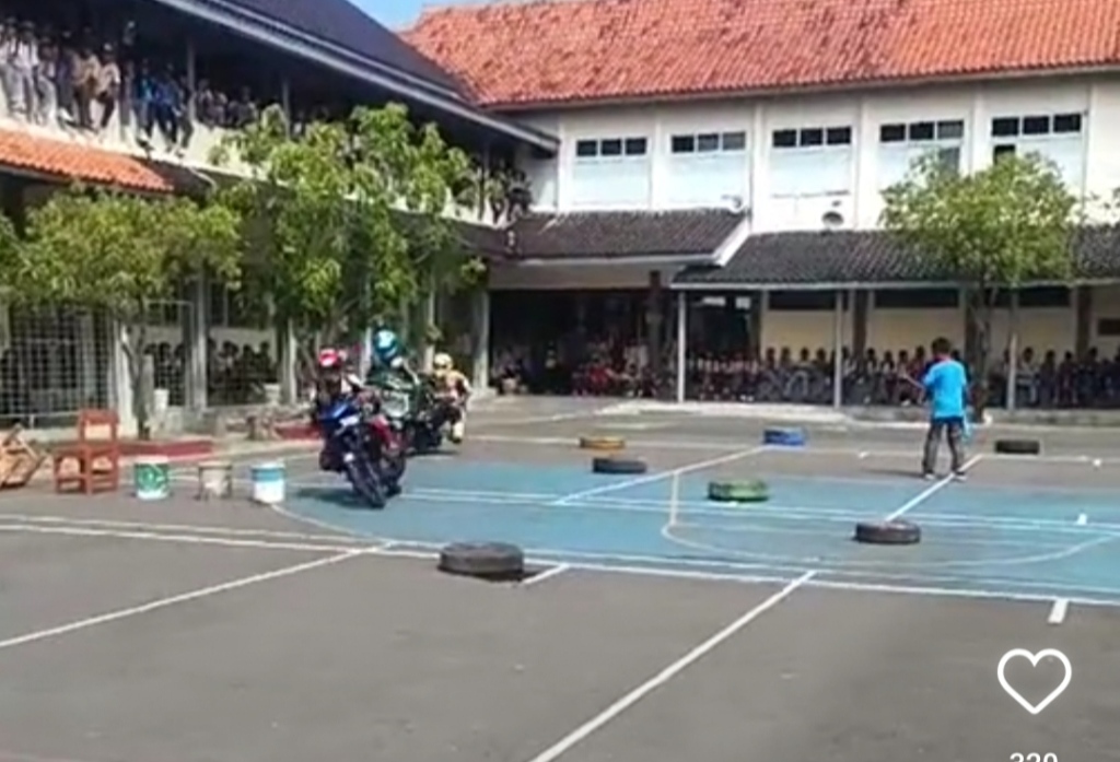 Tangkapan layar video demonstrasi ekstrakurikuler road race SMK KORPRI Majalengka yang diadakan di sekolah setempat.