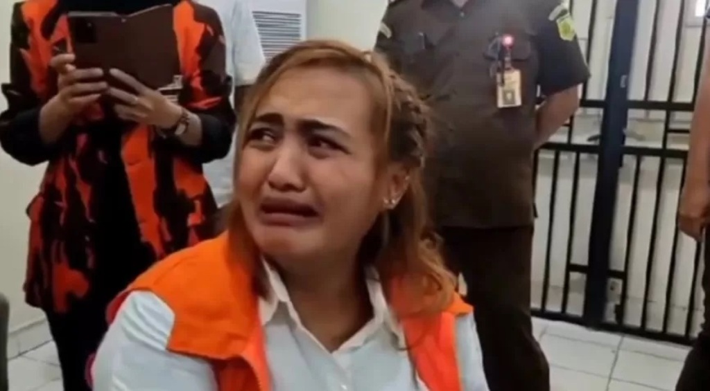 MENANGIS: Selebgram Lina Mukherjee menangis sebelum menjalani sidang perdana. Dia mengaku rindu dengan keluarganya.