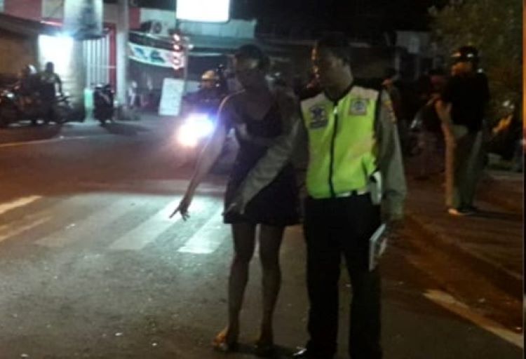 Polisi menunjukkan titik kecelakaan di Simpang Jalan Sunset Road-Jalan Kunti, Kuta, Badung, Kamis 27 Juli 2023.