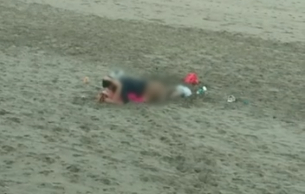 Tangkapan layar video viral bule wik-wik yang diduga di Pantai Batu Bolong, Canggu, Badung, Bali.