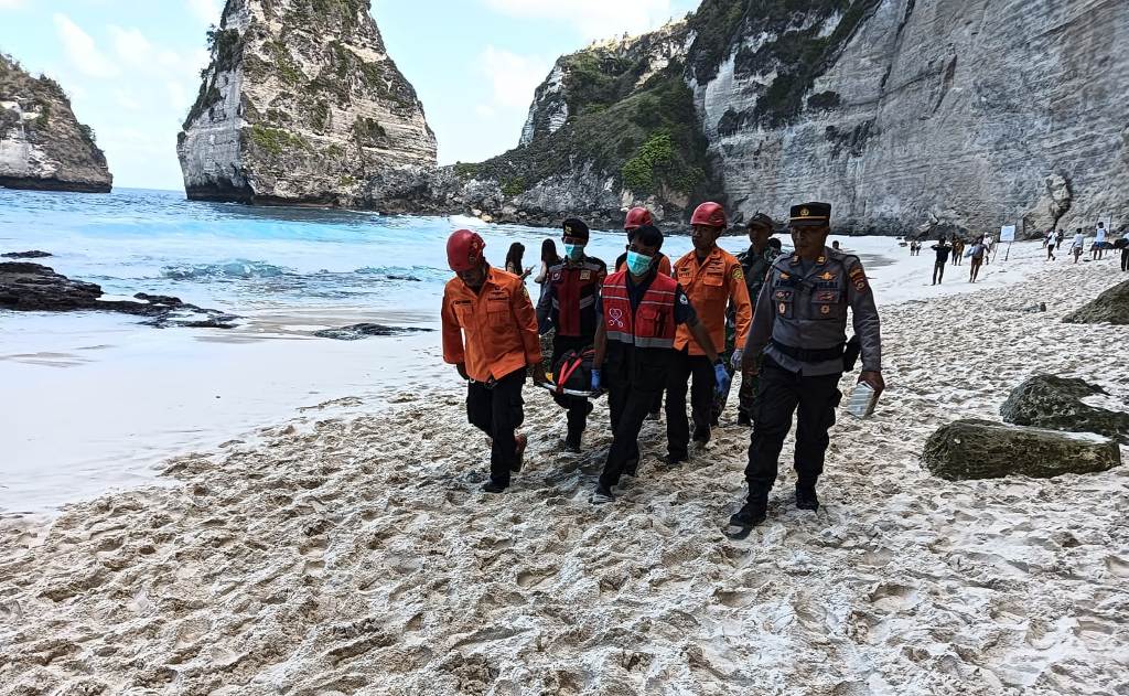EVAKUASI: Saat Tim Polsek Nusa Penida, Klungkung, Bali dan Basarnas mengevakuasi WNA asal India meninggal akibat tergulung ombak di Pantai Diamond Beach, Nusa Penida Kamis (27/7)