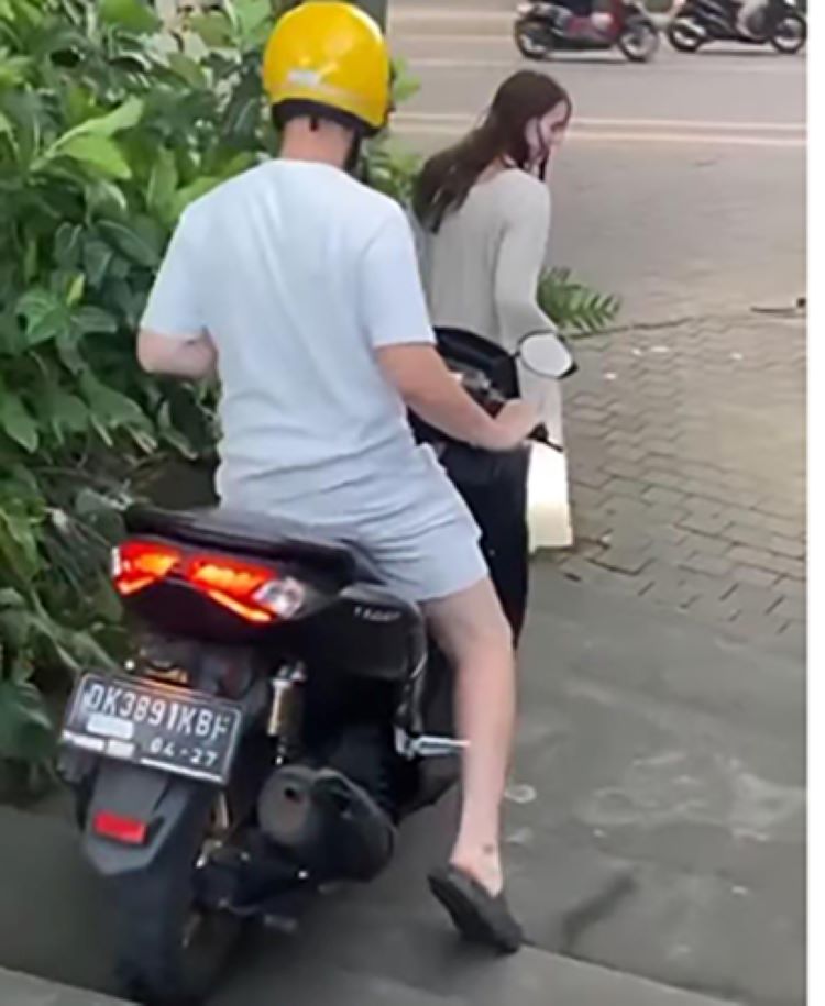 Beredar video bule di Bali naik motor sambil turuni anak tangga.