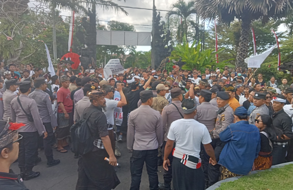 GERUDUK: Warga Bugbug, Karangasem Bali menggeruduk Kantor Bupati Karangasem, Jumat (28/7).