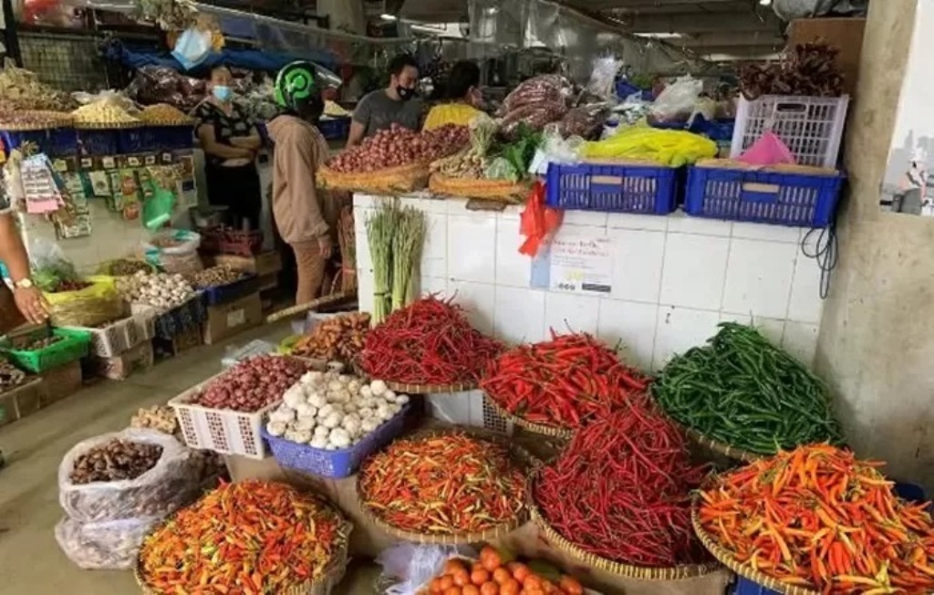 BAPOK: Harga bahan pokok (bapok) di Pasar Badung, Jumat (28/7), menjelang akhir Juli terpantau aman.
