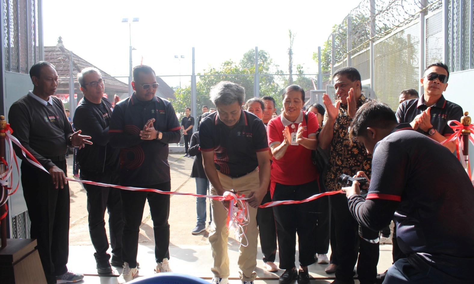 Kepala Kantor Wilayah Kemenkumham Bali Anggiat Napitupulu menggunting pita sebagai tanda diresmikannya Sanggar Belajar Widya Aksata di Lapastik Kelas IIA Bangli, Jumat 28 Juli 2023.